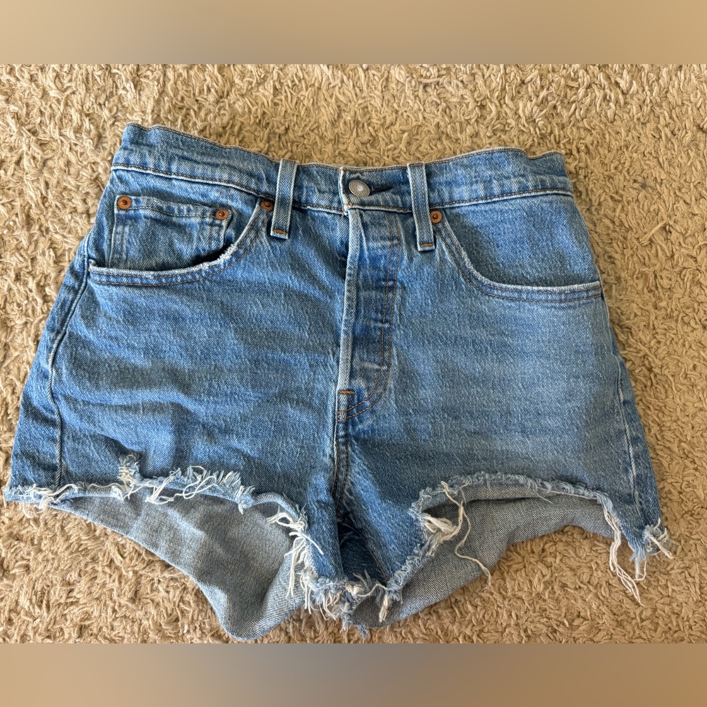 Women’s Levi’s 501 shorts in medium wash